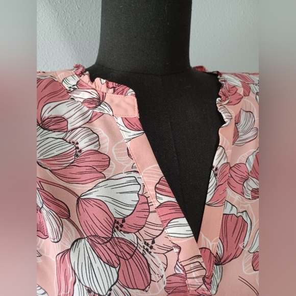 A Liz Claiborne Floral Pink Ruffled Short Sleeve Blouse - Picture 5 of 8